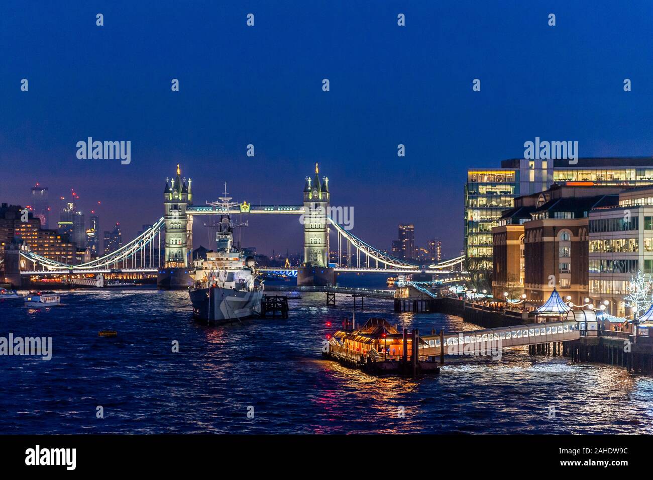 HMS Belfast und der Tower Bridge über die Themse in der Dämmerung in London, Großbritannien mit kopieren. Stockfoto