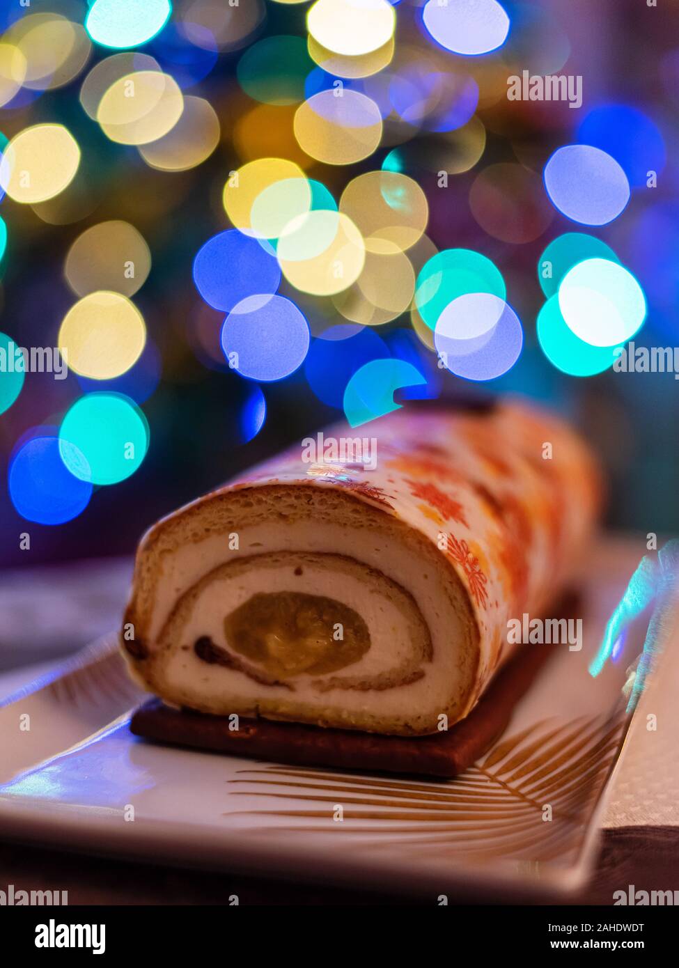 Yule roll Kuchen für Weihnachten mit herrlichen Mustern mit einer bunten bokeh Hintergrund anmelden. Stockfoto