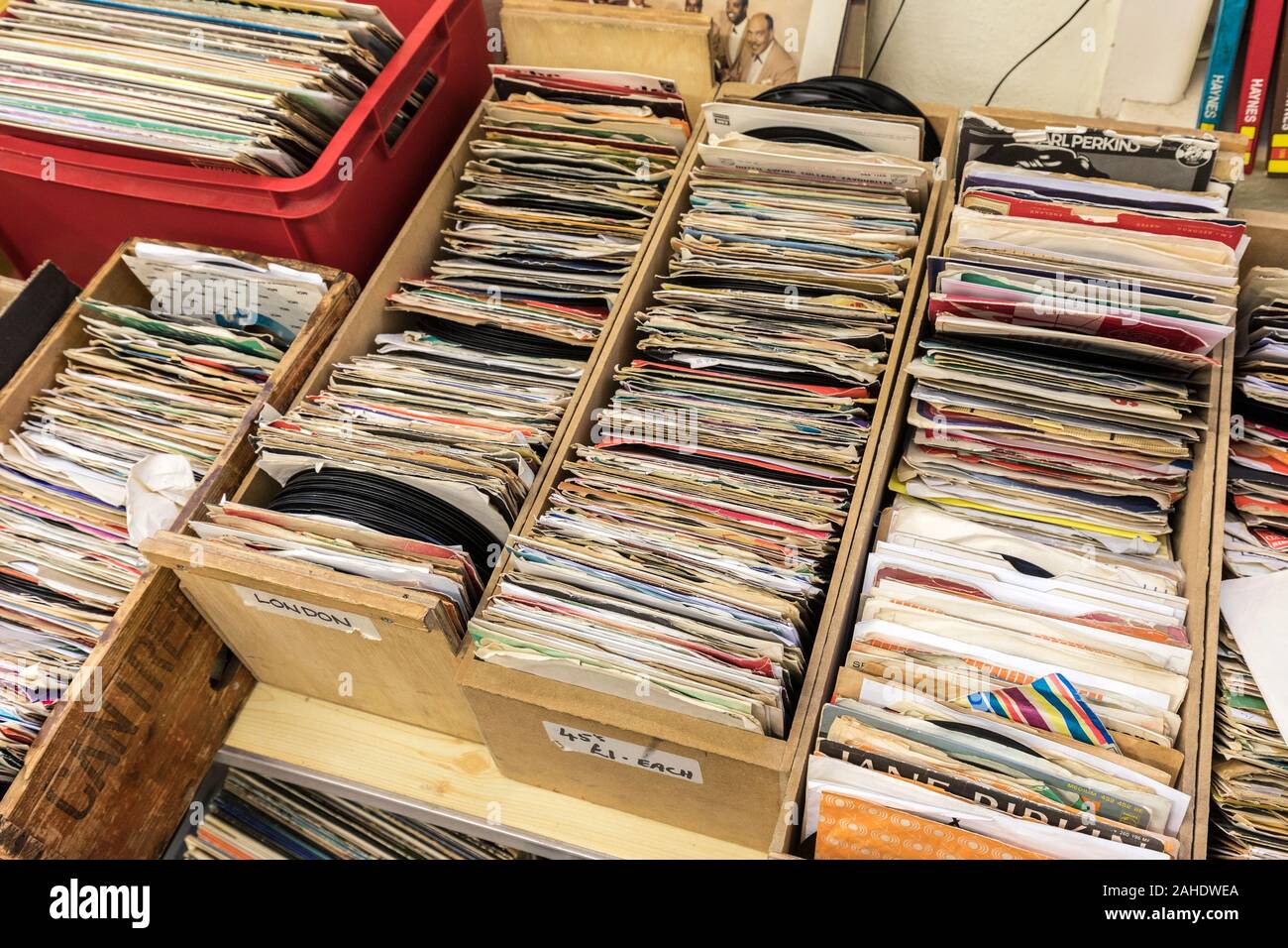 Boxen von Schallplatten auf Verkauf in second hand Shop, Großbritannien Stockfoto