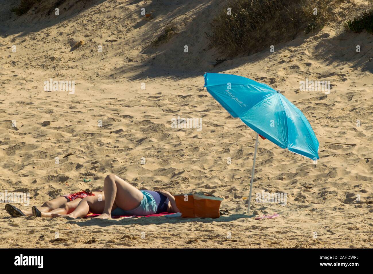 Menschen beim Sonnenbaden auf Gamboa Strand Peniche Portugal Estremadura Stockfoto