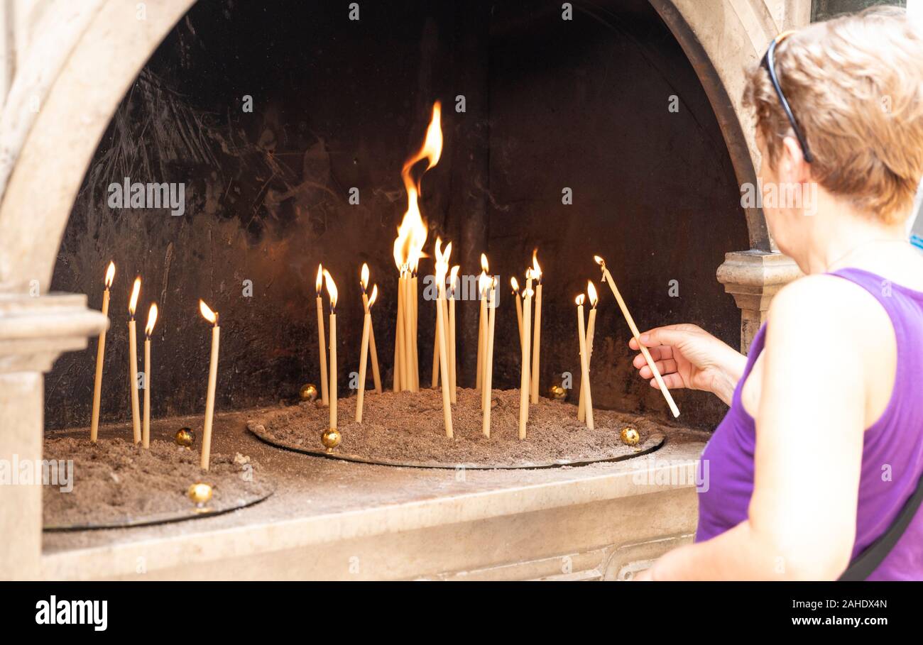 Menschen Lichtkerzen Außerhalb Der Kirche Saint Spyridon, Altstadt Von Korfu, Korfu, Griechenland. Stockfoto