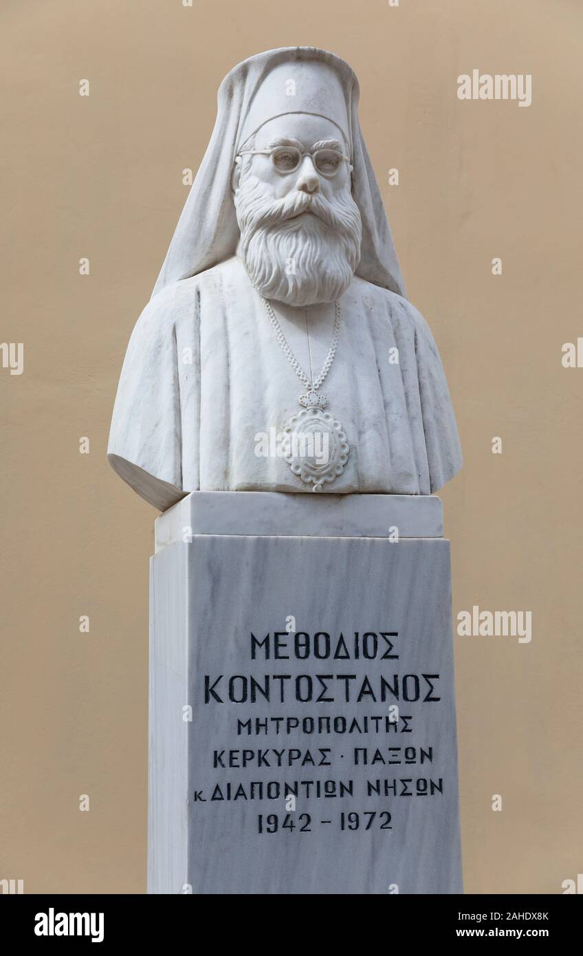 Büste des Bischofs Methodios Kontostanos (1881-1972) vor der Kirche Saint Spyridon, Altstadt von Korfu, Griechenland Stockfoto