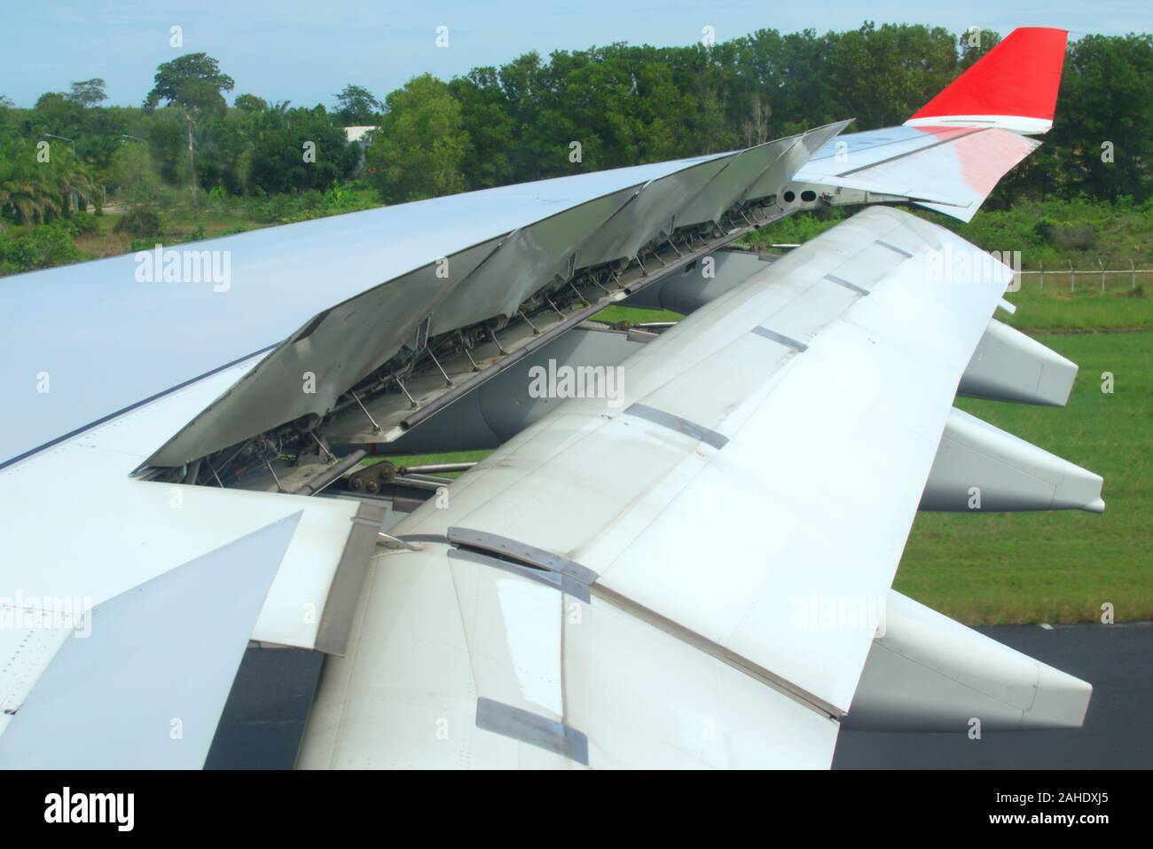 Düsenflugzeug Druckluftbremse und die Klappen vollständig nach der Landung erweitert. Hydraulische Aktoren können in der Innenseite des Kotflügels gesehen werden. Stockfoto