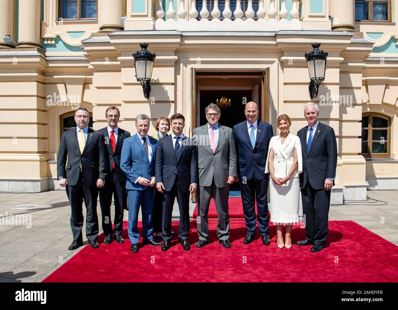Der Präsident der Ukraine Volodymyr Zelensky, Mitte, posiert für ein Gruppenfoto mit US-Energieminister Rick Perry, US-Amb. zur Europäischen Union Gordon Sondland, und die Mitglieder der Delegation nach seiner Amtseinführung vor dem Präsidentenpalast - 20. Mai 2019 in Kiew, Ukraine. Stockfoto