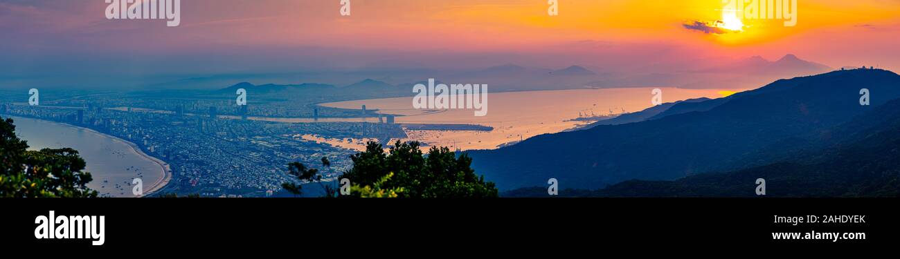 Panorama der Stadt Da Nang und Ba Na Berge als vom Verbot Co Peak Sicht bei Sonnenuntergang, Vietnam gesehen. Stockfoto