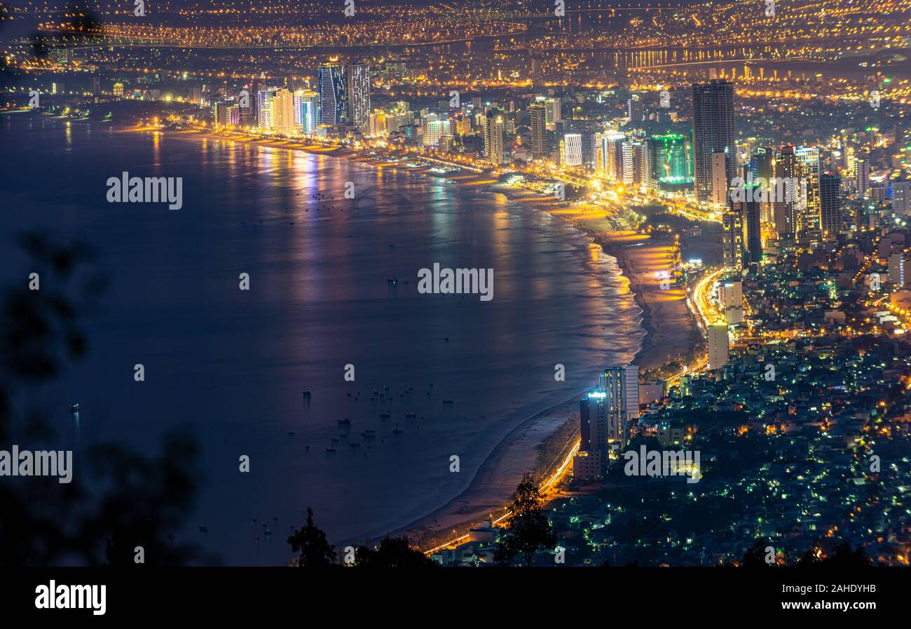 Stadt Da Nang ab Verbot Co Peak Sicht bei Nacht, Vietnam gesehen. Stockfoto