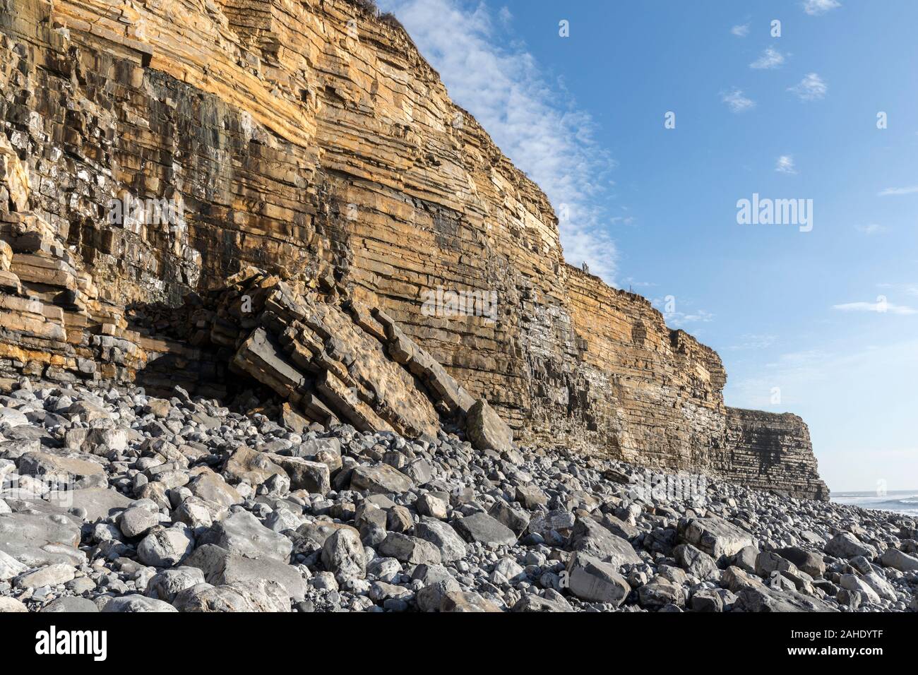Cliff Einsturz an Tresilian Bay an der Glamorgan Heritage Coast Walk, Wales, Großbritannien Stockfoto