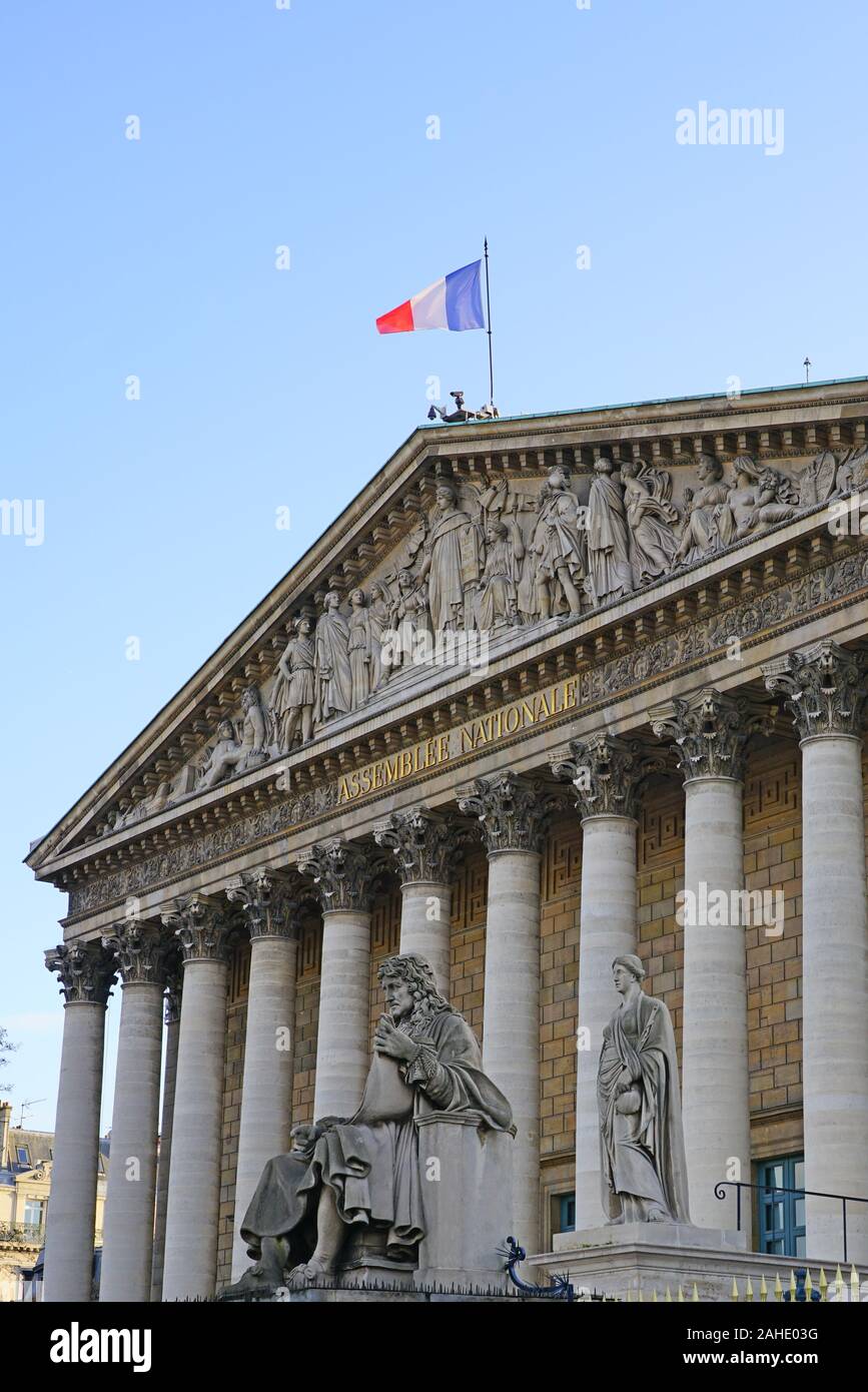 Tagesansicht des Palais Bourbon Gebäude im 7. arrondissement von Paris, der Heimat des französischen Parlaments, oder Assemblee Nationale (Baugruppe) Stockfoto