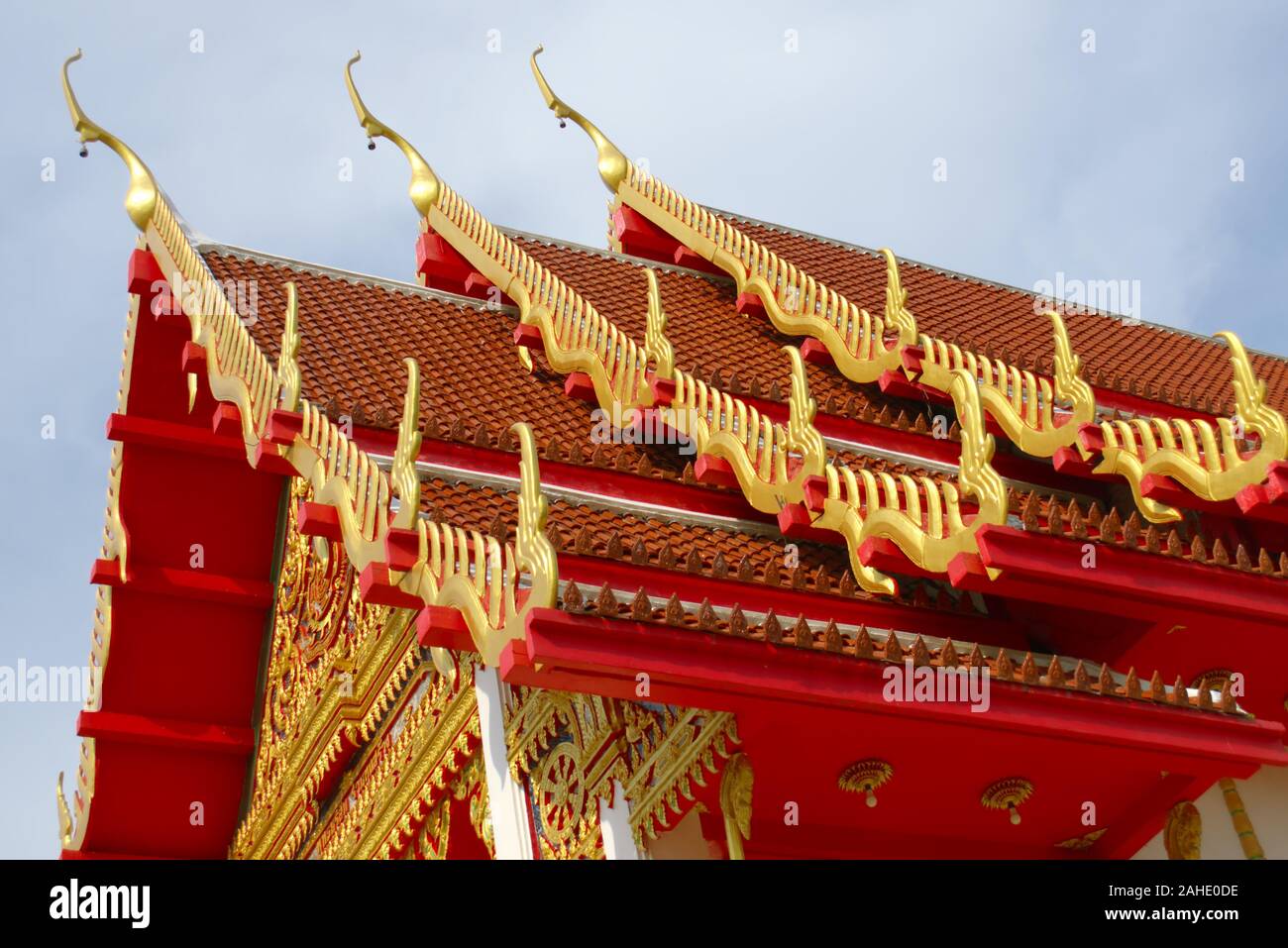 Goldenen Verzierungen auf dem Dach eines buddhistischen Schrein im Wat Suwankiriket Schule Tempel, in Karon, Provinz Phuket, Thailand. Stockfoto
