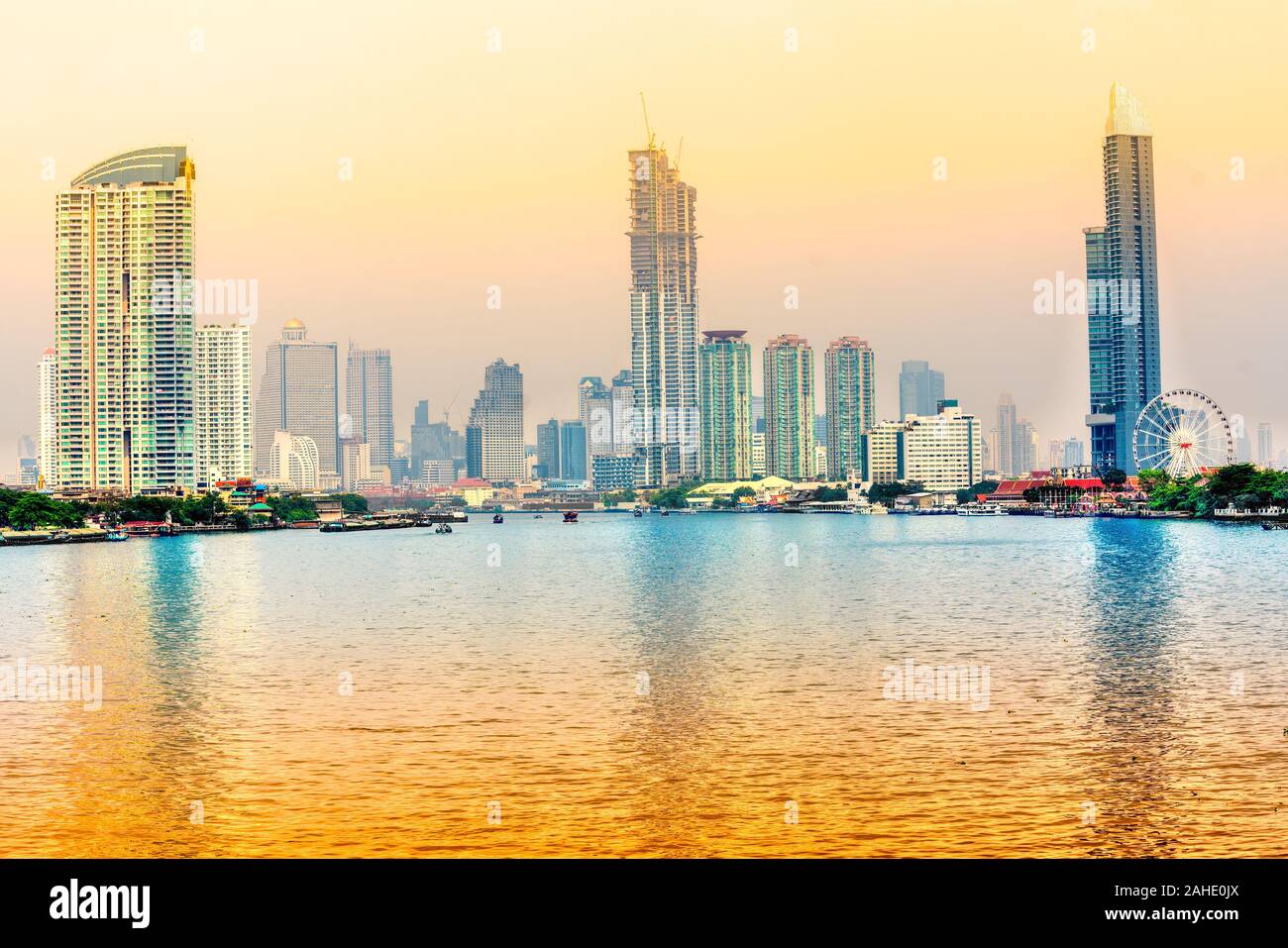 Skyline von Bangkok bei Sonnenuntergang, Bangkok, Thailand. Stockfoto