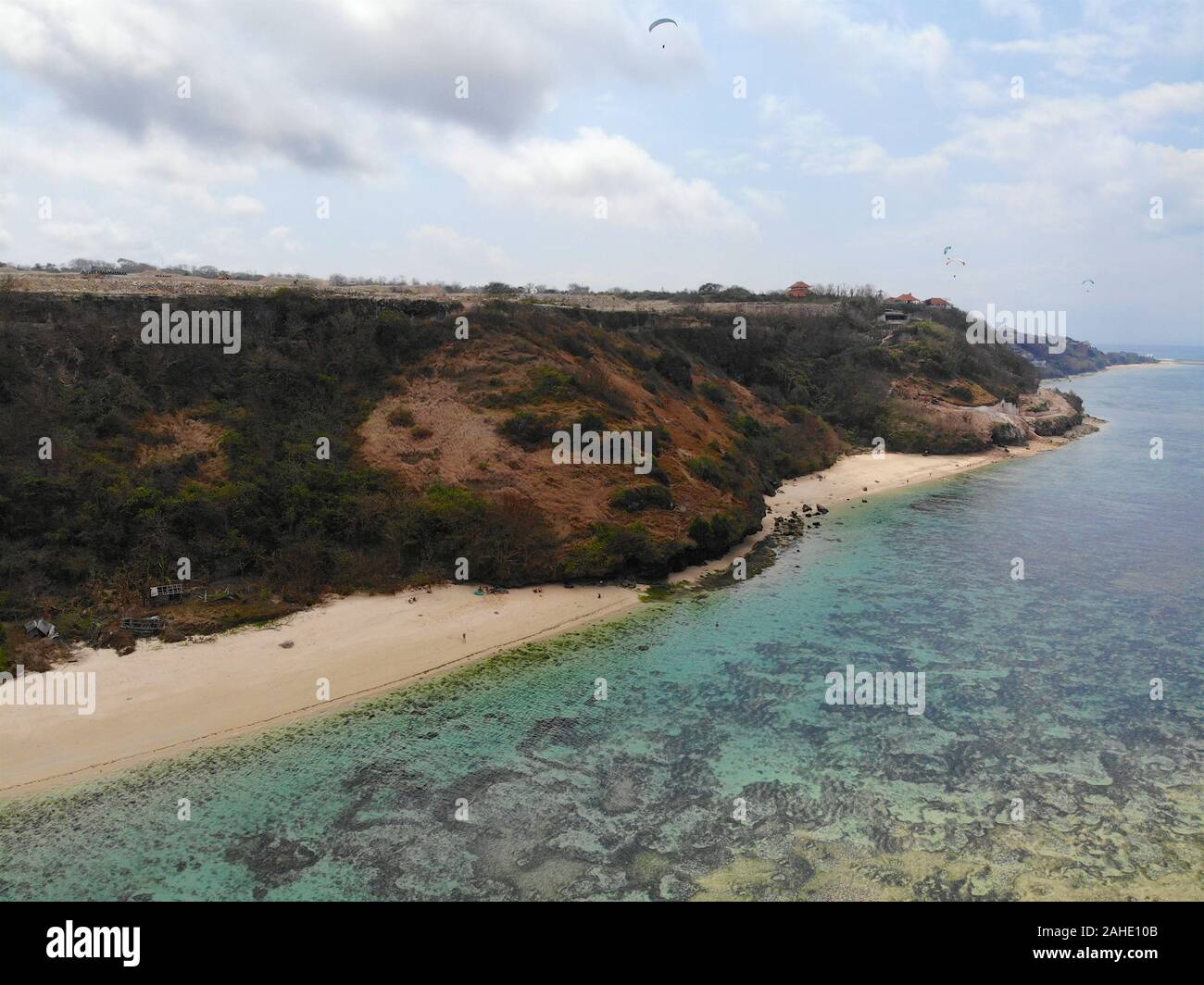 Luftaufnahme von blau-transparent Meer über sandige Küste mit Felsen. Wellen zum Surfen. Bali. Indonesien, Urlaub Stockfoto