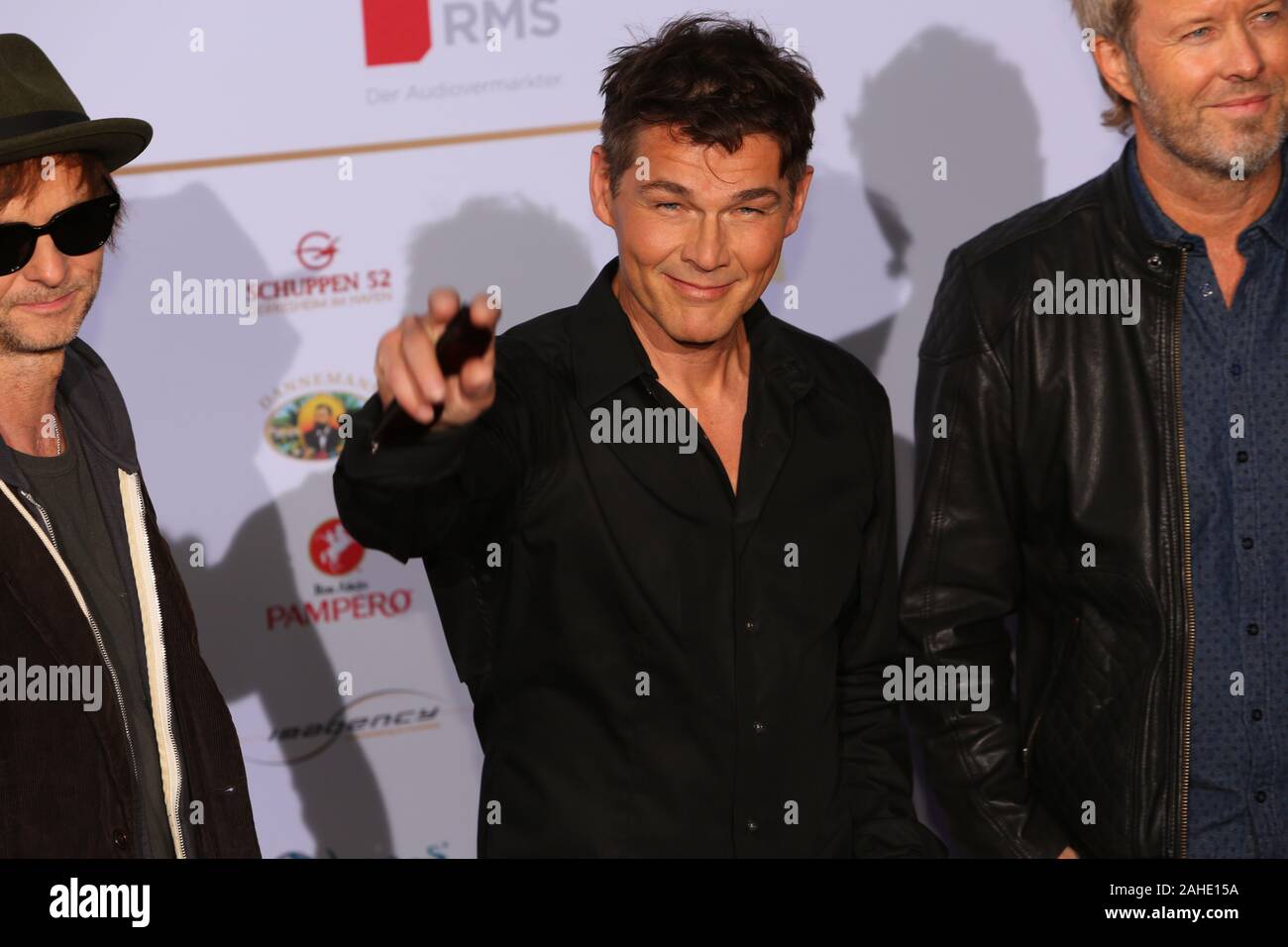 Pal Waaktaar-Savoy, Magne Furuholmen und Morten Harket (a-ha) bei der Verleihung vom Deutschen Radiopreis 2015 im Schuppen 52. Hamburg, 03.09.2015 Stockfoto