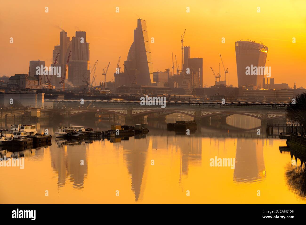 Der Londoner Skyline bei Sonnenaufgang mit Basilika St. Paul und moderne Skyscarpers, London, UK Stockfoto