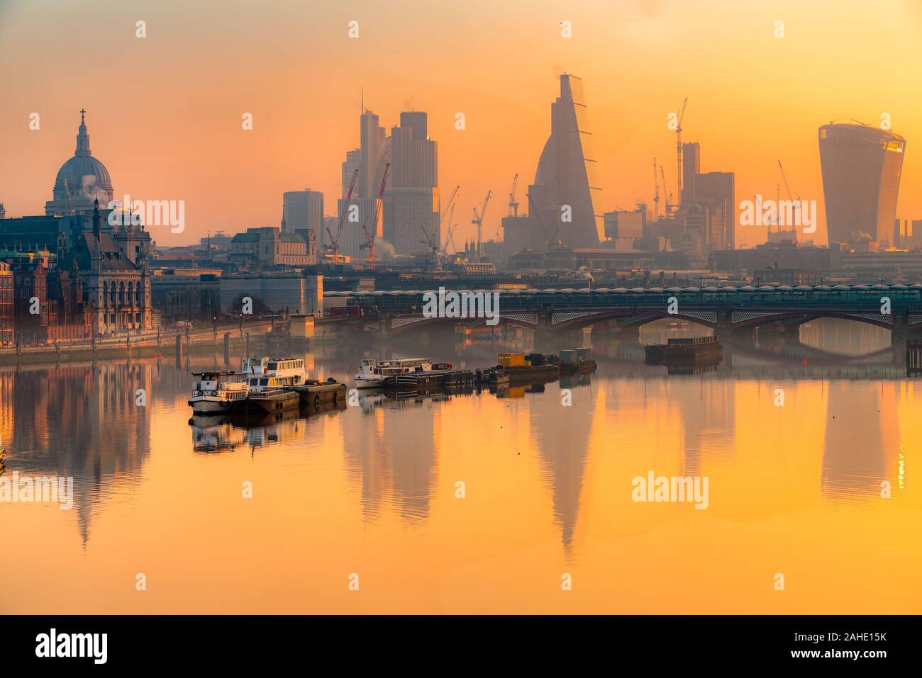 Der Londoner Skyline bei Sonnenaufgang mit Basilika St. Paul und moderne Skyscarpers, London, UK Stockfoto