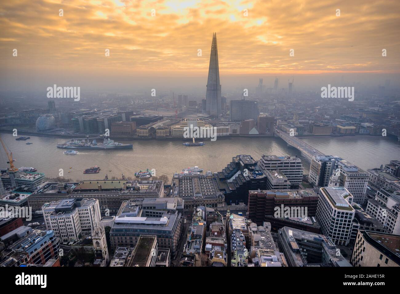 Schöner Sonnenuntergang über London, mit dem Shard und London Bridge. London, UK Stockfoto