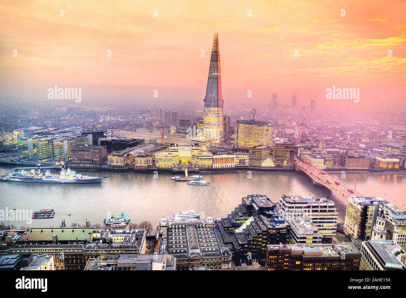 Schöner Sonnenuntergang über London, mit dem Shard und London Bridge. London, UK Stockfoto