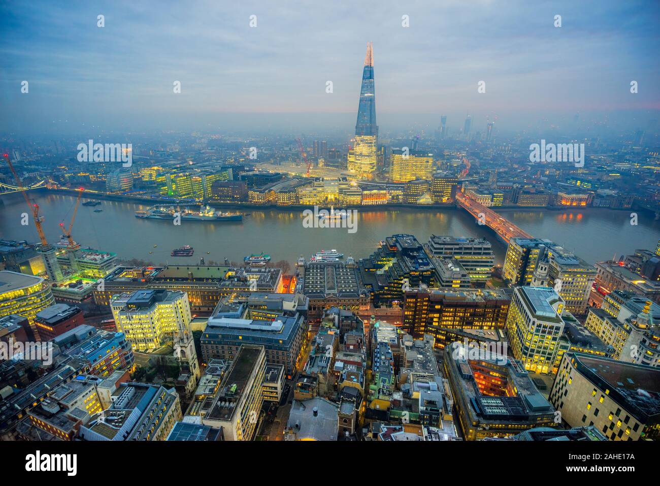 Schöner Sonnenuntergang über London, mit dem Shard und London Bridge. London, UK Stockfoto