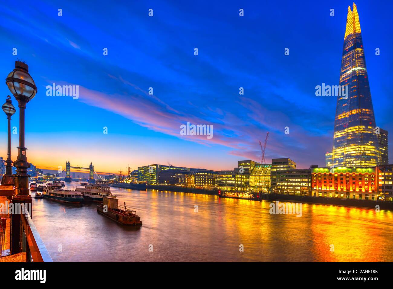 Thames River Sonnenuntergang mit dem Shard und Tower Bridge, London, UK Stockfoto