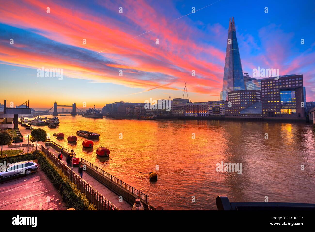 Schönen Sonnenuntergang über London, mit dem Shard und der Tower Bridge. London, Großbritannien Stockfoto