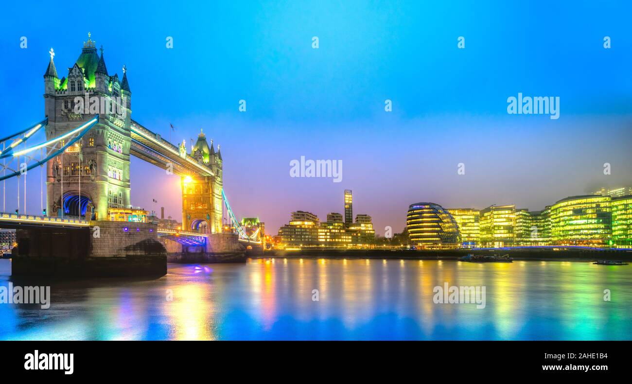 Die Tower Bridge und die City Hall, London, UK Stockfoto
