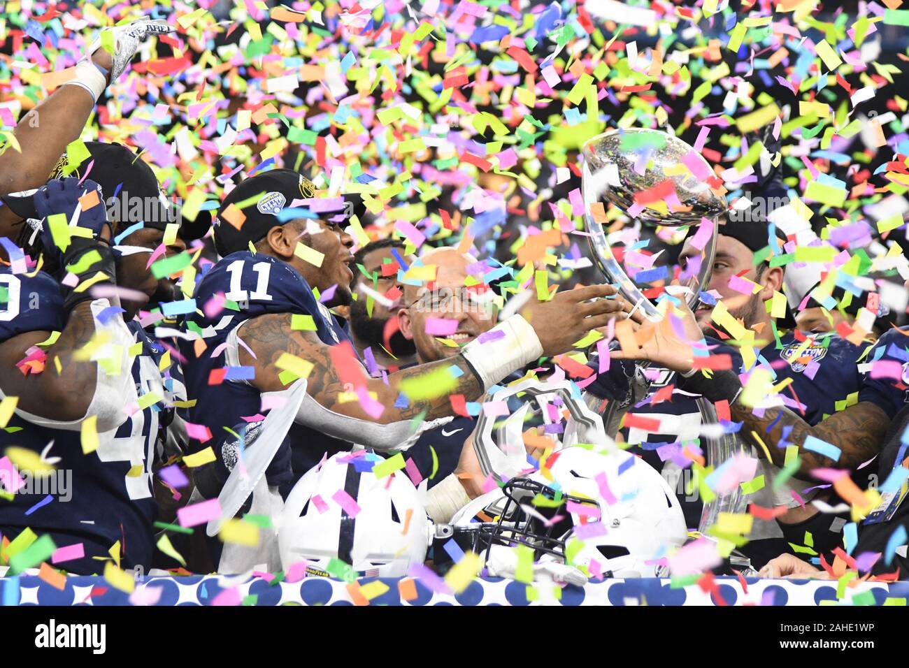 Arlington, USA. 28 Dez, 2019. Die Penn State Nittany Lions feiern ihren Sieg in 84 Goodyear Baumwollschüssel Klassiker am Samstag, 28 Dezember, 2019 bei AT&T Stadium. Die Nittany Lions besiegten die Tiger 53-39. Foto von Ian Halperin/UPI Quelle: UPI/Alamy leben Nachrichten Stockfoto