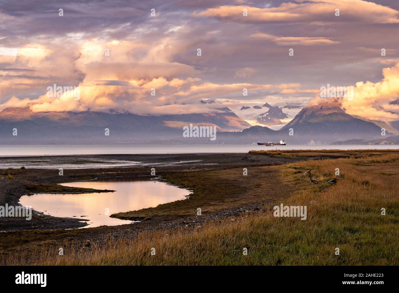 Ein Sturm Wolken bei Sonnenuntergang über Grewingk Gletscher auf die Kachemak Bucht in Homer, Alaska. Stockfoto