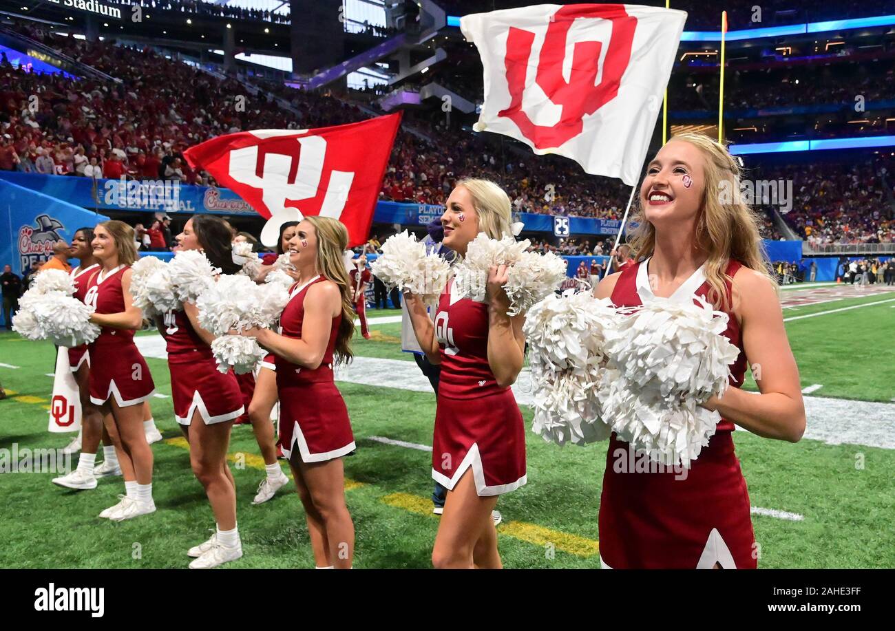 Atlanta, USA. 28 Dez, 2019. Oklahoma Sooners Cheerleadern während der ersten Hälfte der Küken-fil-ein Pfirsich-schüssel NCAA Halbfinalespiel bei Mercedes-Benz-Stadion in Atlanta, 28. Dezember 2019. Foto von David Tulis/UPI Quelle: UPI/Alamy leben Nachrichten Stockfoto