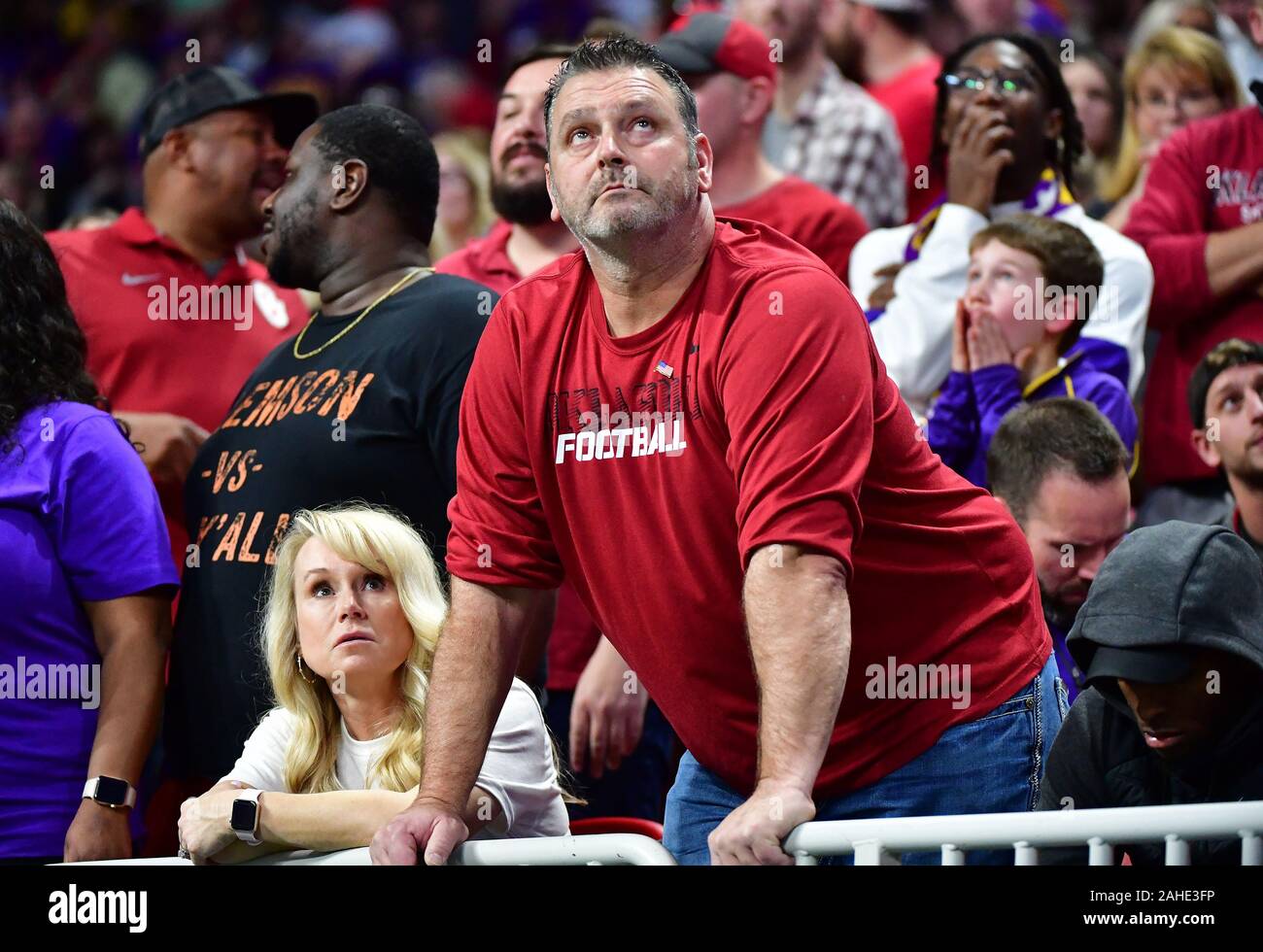 Atlanta, USA. 28 Dez, 2019. Oklahoma Sooners Fans sehen, wie sich die LSU Tiger Score in der ersten Hälfte der Küken-fil-ein Pfirsich-schüssel NCAA Halbfinalespiel bei Mercedes-Benz-Stadion in Atlanta, 28. Dezember 2019. Foto von David Tulis/UPI Quelle: UPI/Alamy leben Nachrichten Stockfoto
