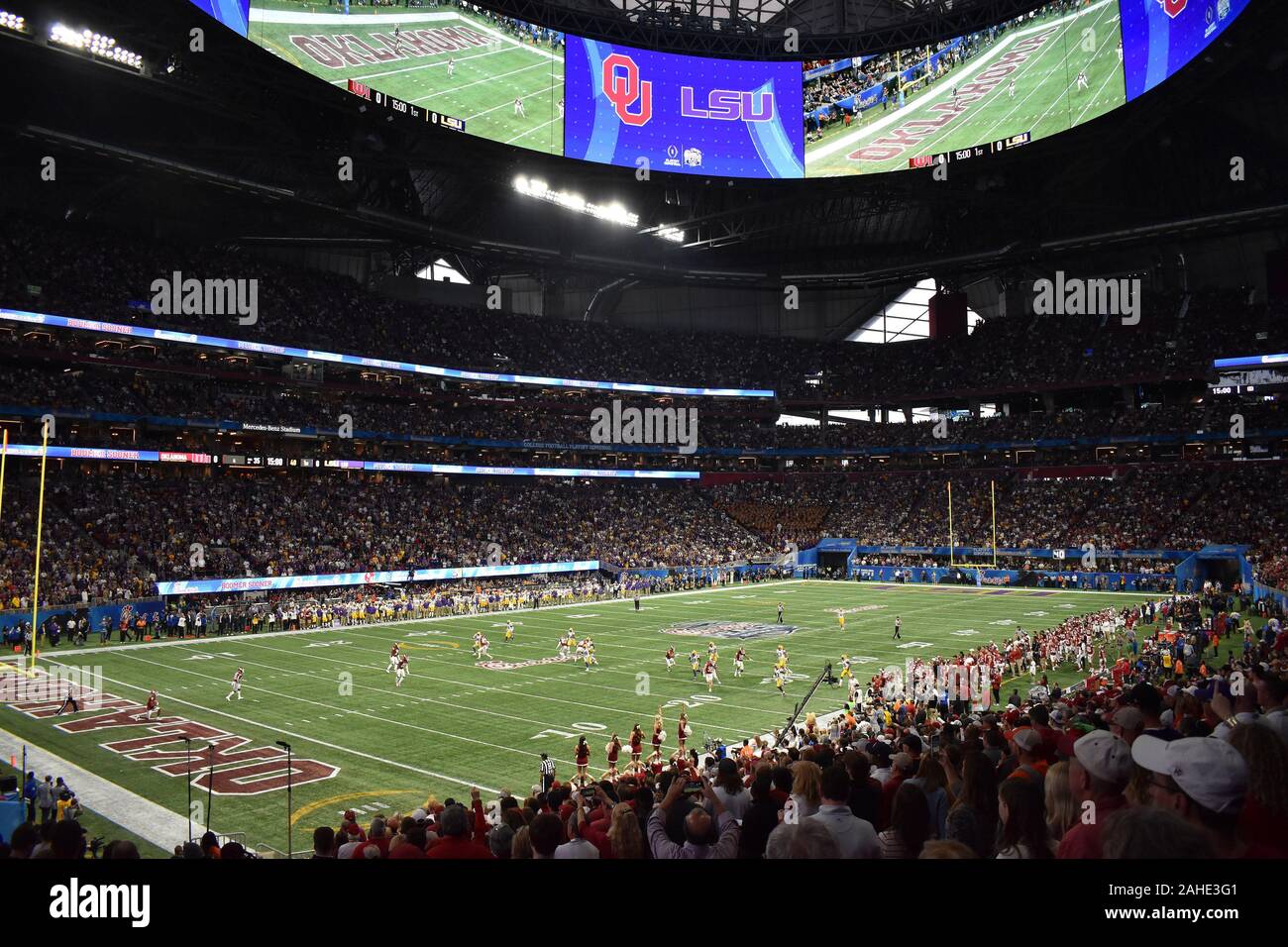 Atlanta, USA. 28 Dez, 2019. Die LSU Tiger Kick in die Oklahoma Sooners die erste Hälfte der Küken-fil-ein Pfirsich-schüssel NCAA Halbfinalespiel bei Mercedes-Benz-Stadion in Atlanta, 28. Dezember 2019. Foto von Martin Tulis/UPI Quelle: UPI/Alamy leben Nachrichten Stockfoto
