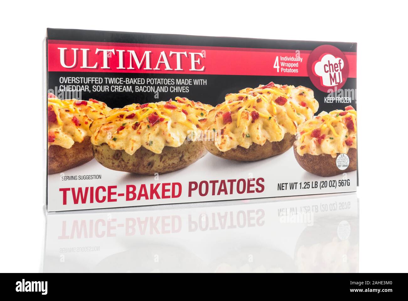 Winneconne, WI - 15. Dezember 2019: ein Paket von Chef MJ Ultimate doppelt gebackene Kartoffeln auf einem isolierten Hintergrund Stockfoto
