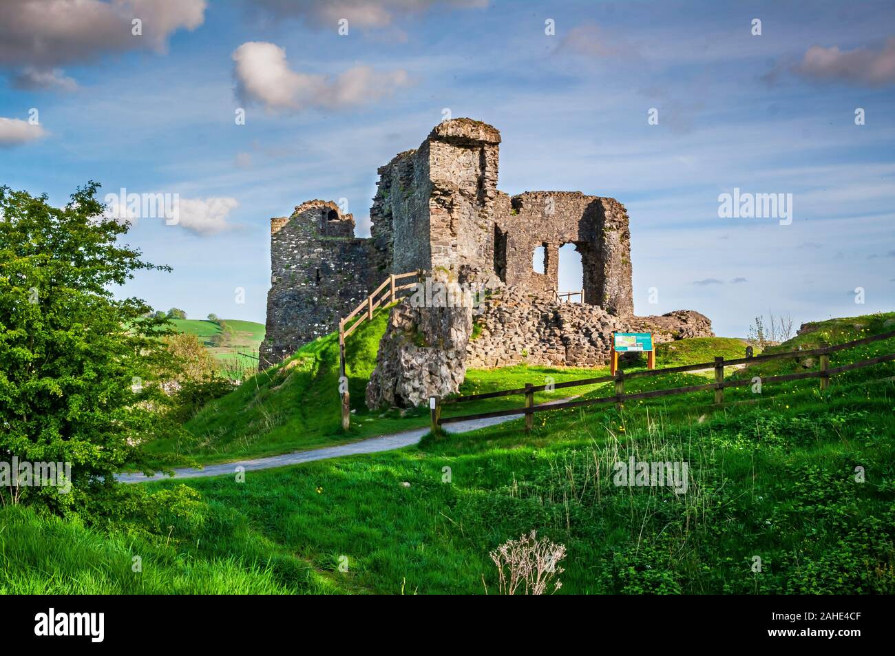 Die Manor Hall in den Ruinen von Kendal Castle am späten Nachmittag Sonnenschein im Mai gesehen aus dem Westen Stockfoto