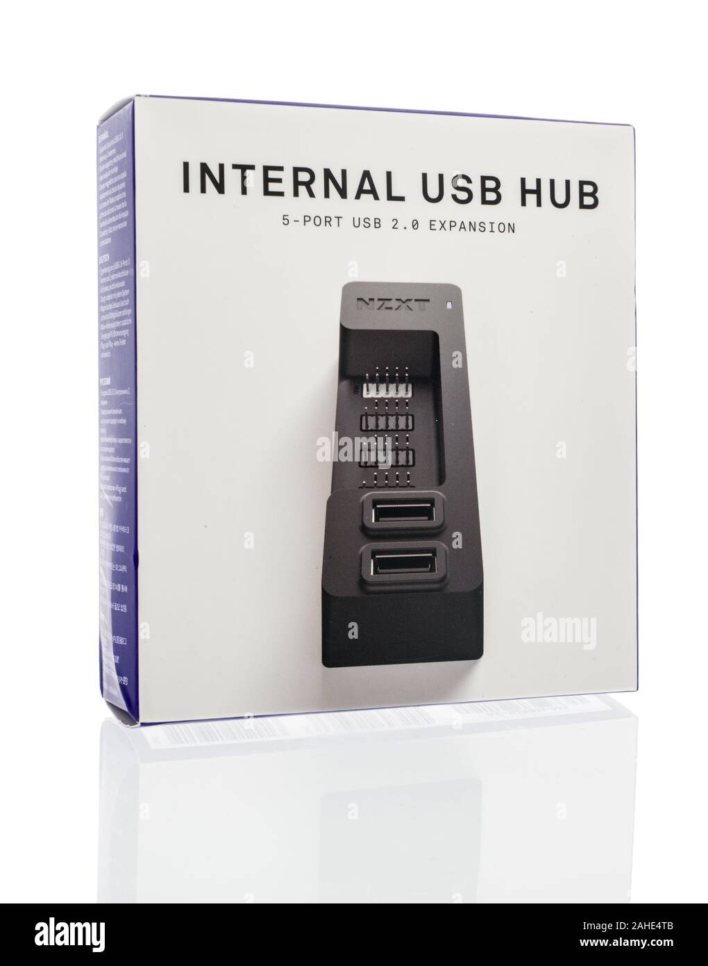 Winneconne, WI - 21. Dezember 2019: ein Paket von NZXT interner USB-Hub in einem isolierten Hintergrund Stockfoto