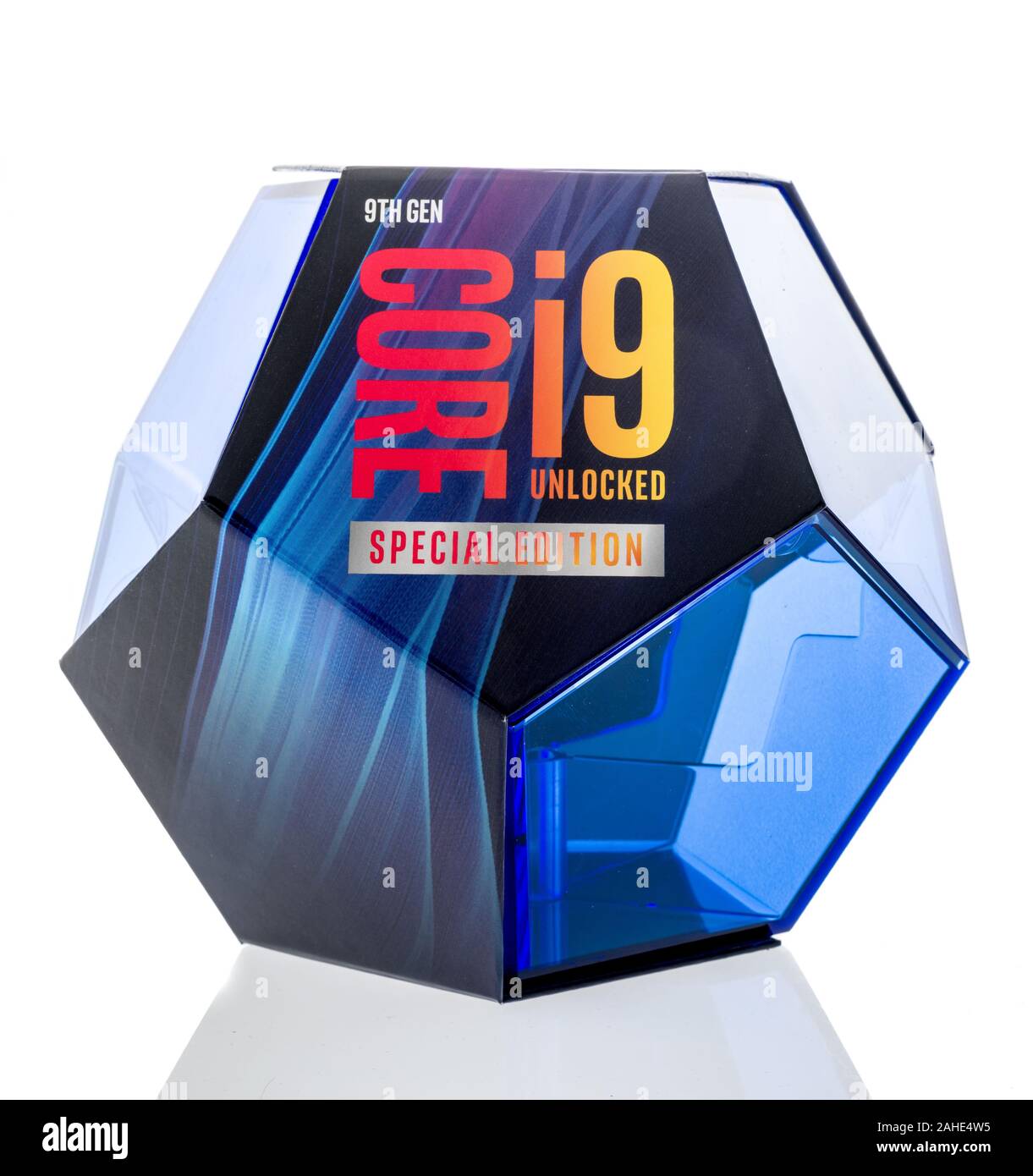 Winneconne, WI - 24 Dezember 2019: ein Paket von Intel I 9 9900 KS Sonderausgabe CPU auf einem isolierten Hintergrund entriegelt Stockfoto