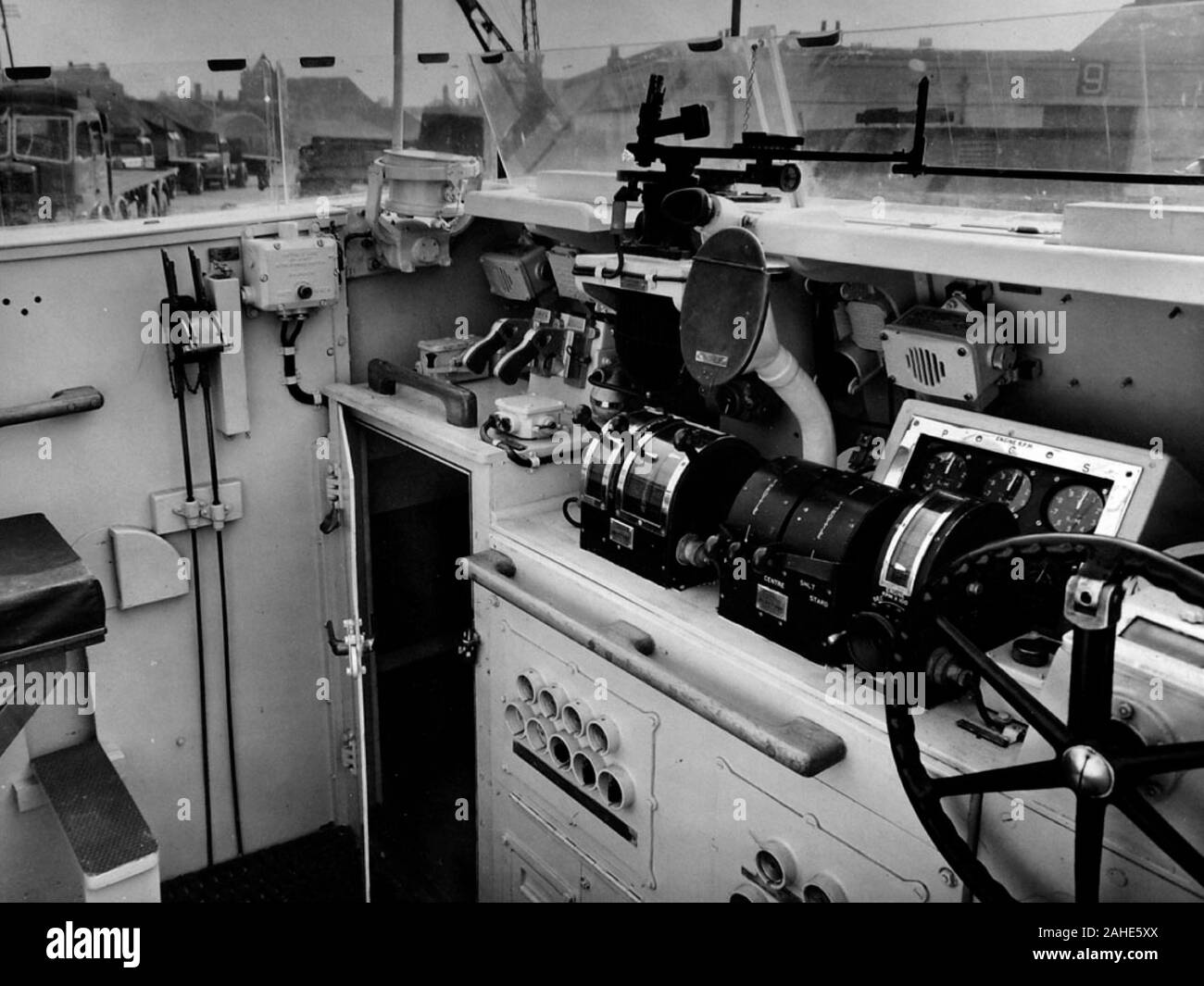 AJAXNETPHOTO. 1952. PORTSMOUTH, England. - Schnellbooten Typ 'B'-VOSPER LTD., PORTSMOUTH GEBAUT GAY BOMBARDIER ANHÄNGER NR. P1042. Prüfungen und Fotos von VOSPER THORNYCROFT SAMMLUNG. Boot gestartet 20 AUGUST, 1952. Innenraum der Brücke, auf der Suche nach Port. Foto: VT-COLLECTION/AJAXNETPHOTO REF: GR 3122605 13584 Stockfoto
