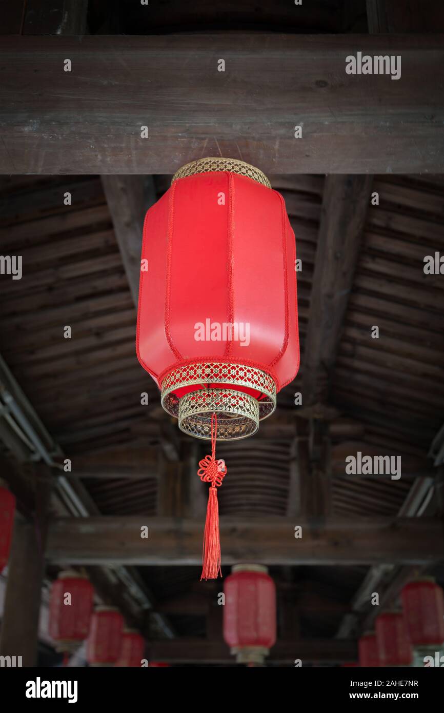 Chinesische Rote Laterne hängend von Holz- crossbeam für Chinesisches Neujahr Stockfoto