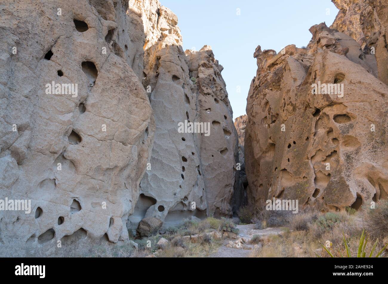 Löcher in den vulkanischen Felsen auf dem Ring Loop Trail in der Mojave Wüste in Kalifornien National Preserve gesehen, USA Stockfoto
