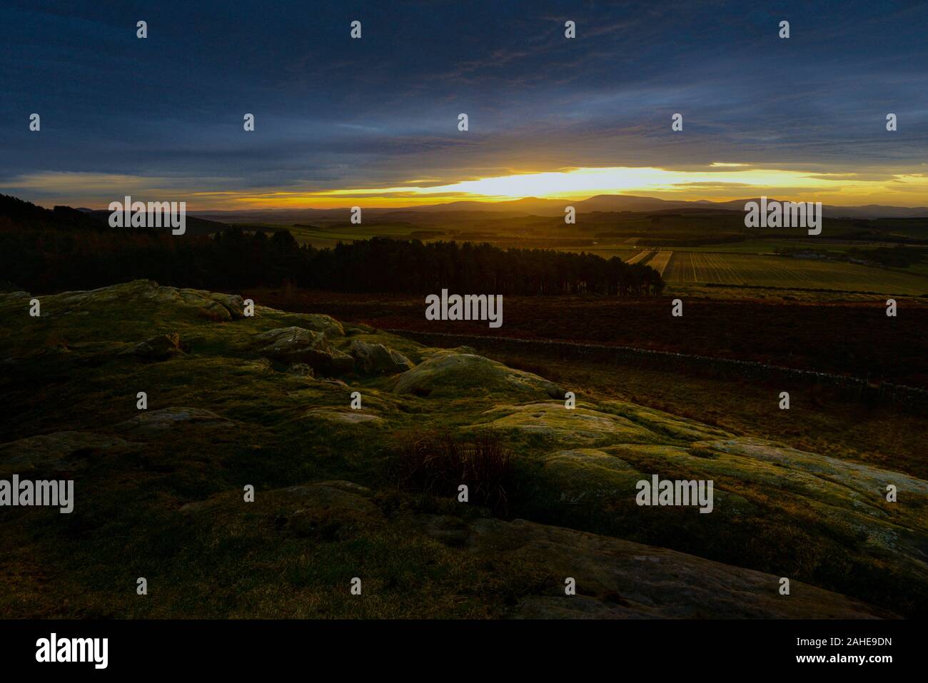 Sonnenuntergang über dem cheviots gesehen von oben St. Cuthbert Höhle in den Bergen in der Nähe von kyloe Belford, Northumberland, England Stockfoto