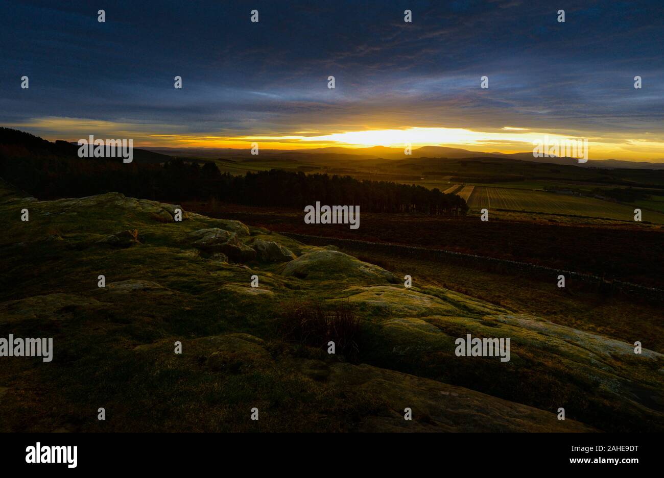 Sonnenuntergang über dem cheviots gesehen von oben St. Cuthbert Höhle in den Bergen in der Nähe von kyloe Belford, Northumberland, England Stockfoto