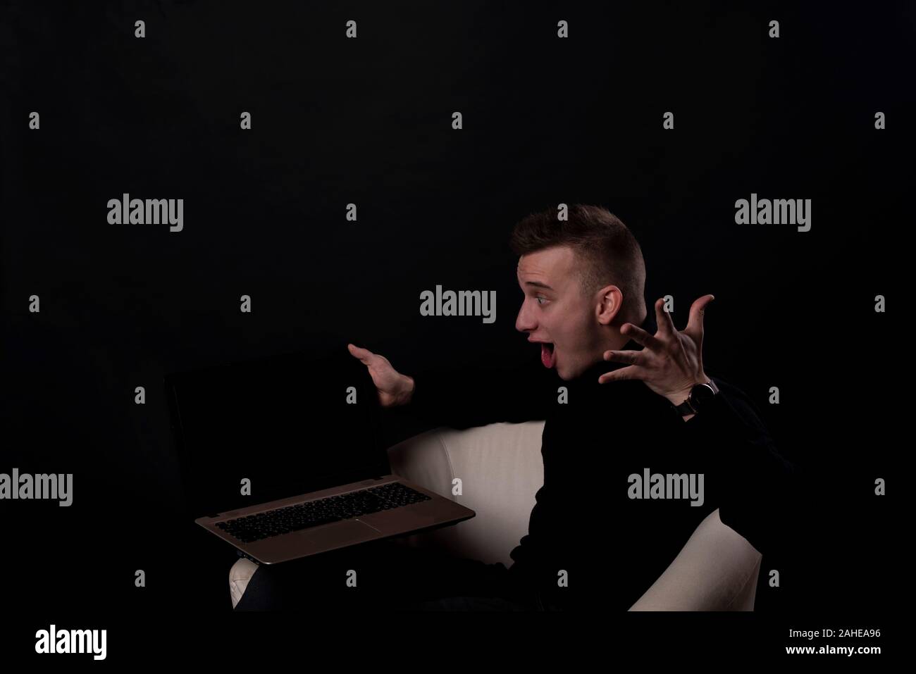 Ich gewann. Gewinnen Erfolg glücklich feiern Sein ein Sieger mit Laptop. Dynamisches Bild der kaukasischen männliches Modell Studio auf schwarzem Hintergrund. Sieg, de Stockfoto