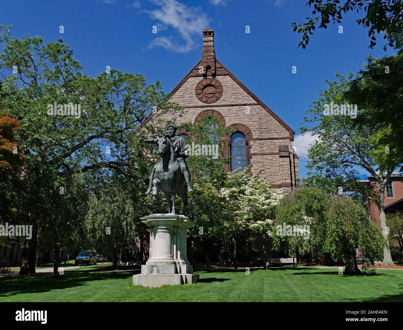 PROVIDENCE, Rhode Island, USA - JUNI 2015: Brown University Campus, mit einer Reiterstatue des Römischen Kaiser und Philosoph Marcus Aurelius Stockfoto