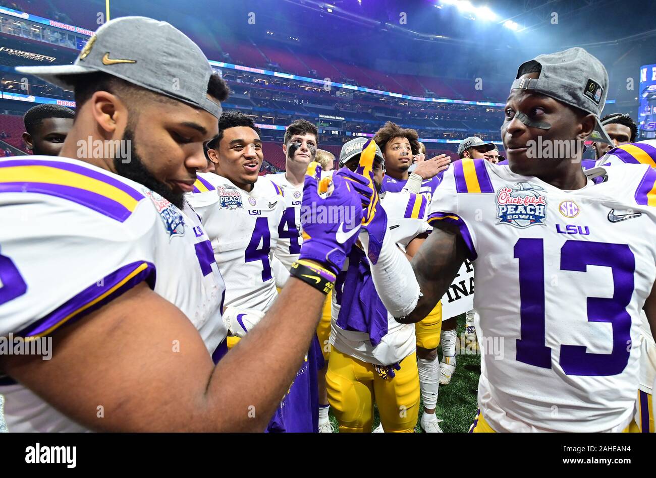 Atlanta, USA. 28 Dez, 2019. LSU Tiger Spieler feiern nach dem Sieg über die Oklahoma Sooners 63-28 während der Küken-fil-ein Pfirsich-schüssel NCAA Halbfinalespiel bei Mercedes-Benz-Stadion in Atlanta, Samstag, 28. Dezember 2019. Foto von David Tulis/UPI Quelle: UPI/Alamy leben Nachrichten Stockfoto