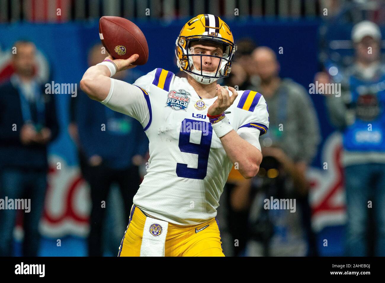 Dezember 28, 2019: LSU Tiger Quarterback Joe Fuchsbau (9) legt im dritten Quartal zu werfen die 52 Küken-fil-ein Pfirsich-schüssel bei Mercedes-Benz-Stadion in Atlanta, GA. (Scott Kinser/Cal Sport Media) Stockfoto