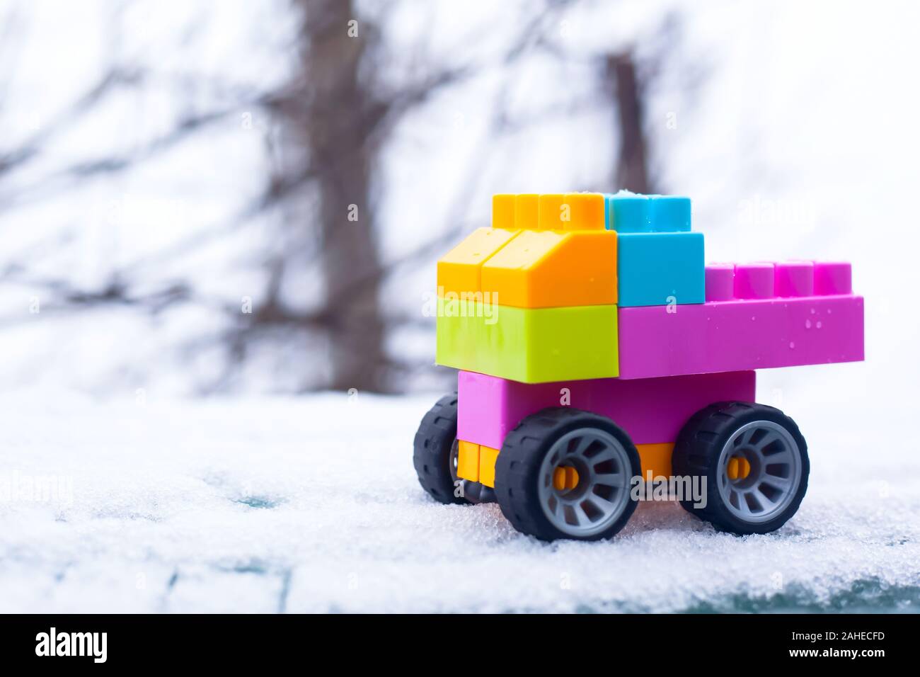Kind Auto auf Schnee. Konzept der Kinder Winter neues Jahr Stimmung. schneewetter. Stockfoto