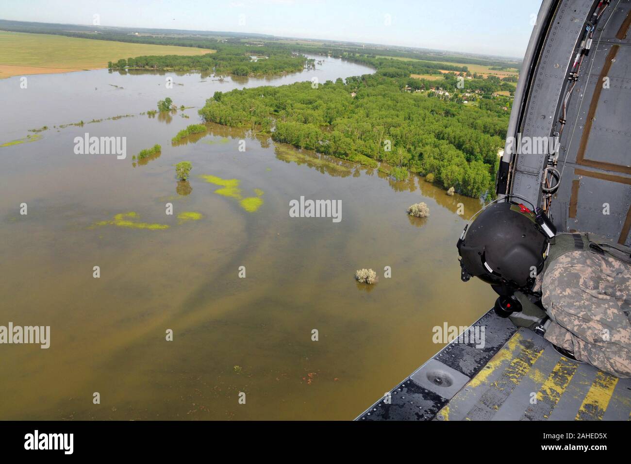 Sgt. John vorrath, Charlie Company, 2. Der 147. Aviation Battalion, Iowa Army National Guard, betreibt eine Schlinge an einem UH-60 Blackhawk über dem geschwollenen Missouri River. Iowa National Guard Soldaten vom Central Iowa haben auf Zustand aktiv verpflichtet werden, lokale und staatliche Behörden in den westlichen Iowa Stadt Sioux City, Iowa zu unterstützen, und North Sioux City, S.D. Wachposten von der Iowa National Guard arbeiten mit ihren Zähler Teile aus dem South Dakota National Guard private Eigenschaften und Kommunen entlang der geschwollenen Missouri River zu schützen. Flug Besatzungen aus Charlie Company 2. Stockfoto