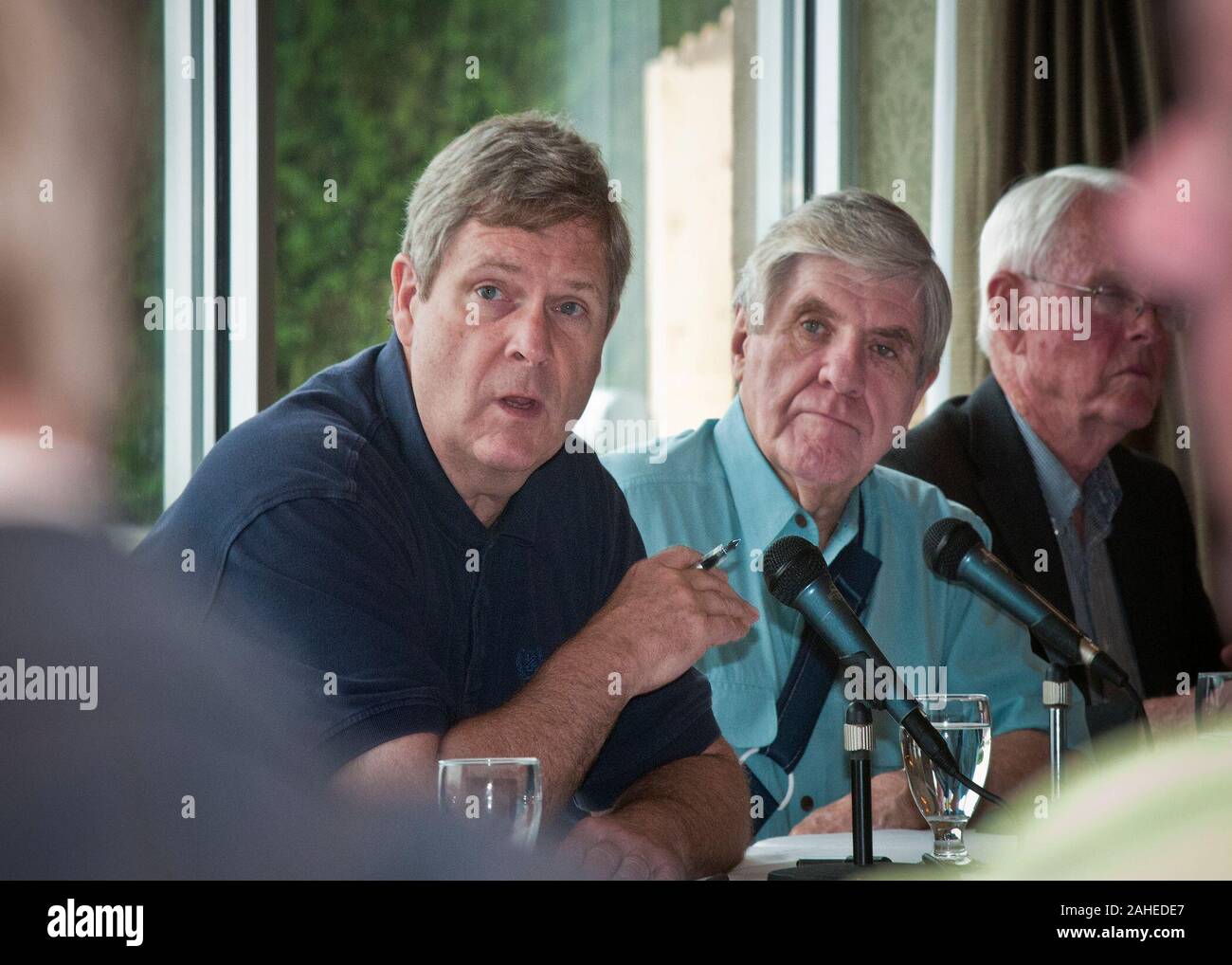 Landwirtschaftsminister Tom Vilsack (links) und Landwirtschaftsminister Tom Vilsack (links) und Senator Ben Nelson (rechts), Nebraska Mitglied des Senatsausschusses für Landwirtschaft, Ernährung und Forsten ein Town Hall Meeting im Marina Inn in South Sioux City, Nebraska Fr., 17. Juni 2011 auf die Überschwemmungen entlang des Missouri River, Iowa und Nebraska. Das Ziel der Konferenz und die Gespräche mit den Herstellern und der Führungskräfte ist es, einen Einblick zu erhalten, und dass Informationen zur Verfügung zurück zu Washington notwendig, um bessere Disaster Programme zügig liefern zu effectivel Stockfoto