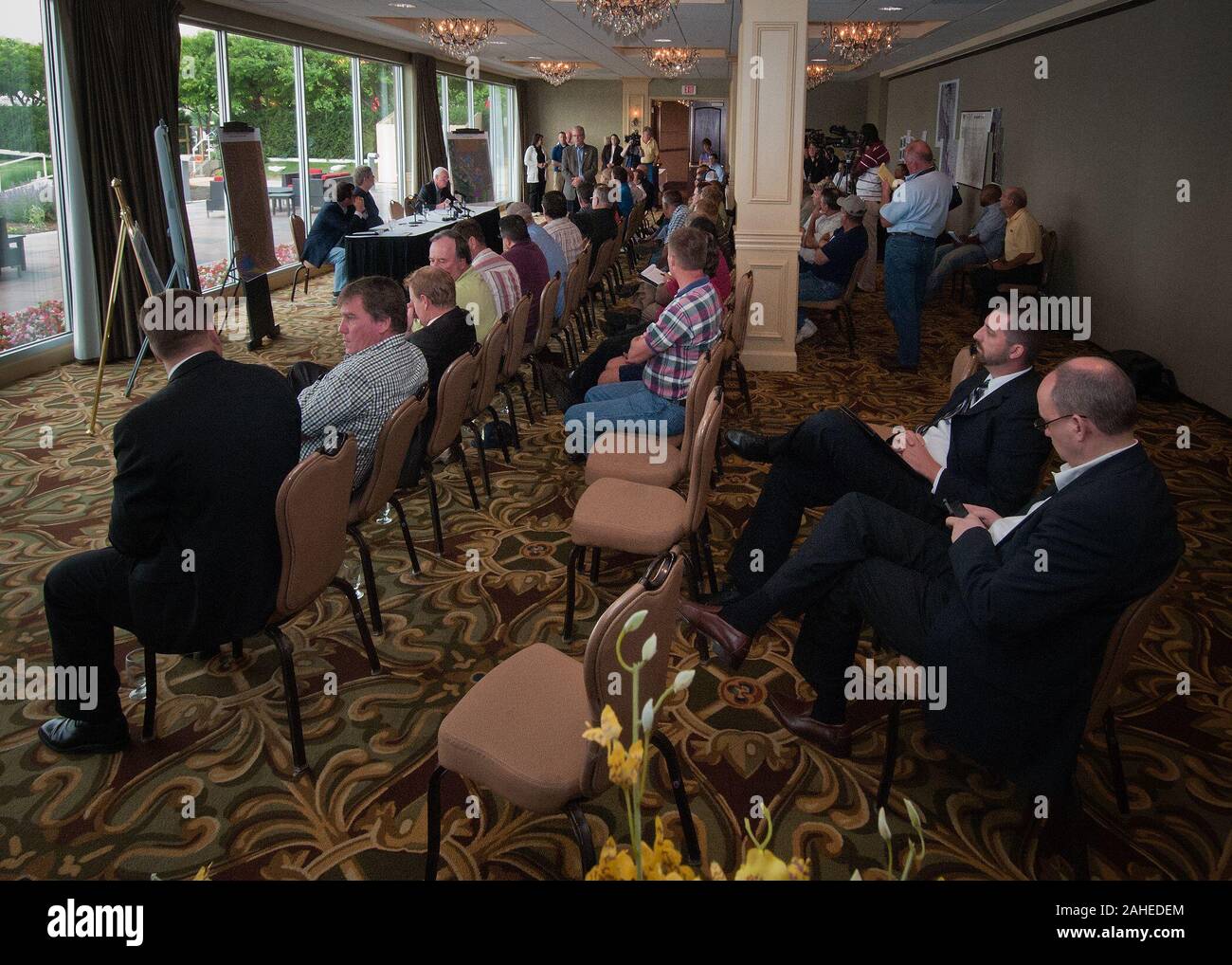 Mat Paul, Pressesprecher und Direktor, Büro für Kommunikation (rechts sitzend) prüft e-Mails als John Berge, Executive Director, Landwirtschaftsministerium der Vereinigten Staaten, nationale Ernährung und Landwirtschaft Rat, Landwirtschaftsminister Tom Vilsack und Dayle Williamson, Zustand Landwirtschaft Vertreter für Senator Ben Nelson sprechen mit landwirtschaftlichen Erzeuger in Bezug auf landwirtschaftliche Grundstücke verwüstet durch den Missouri River flood und der Unterstützung, USDA hat in dieser Zeit der Not. Die Missouri River überflutet Hunderte Morgen in Nebraska und Iowa. Neben Paul Nathan Vander Pla Stockfoto