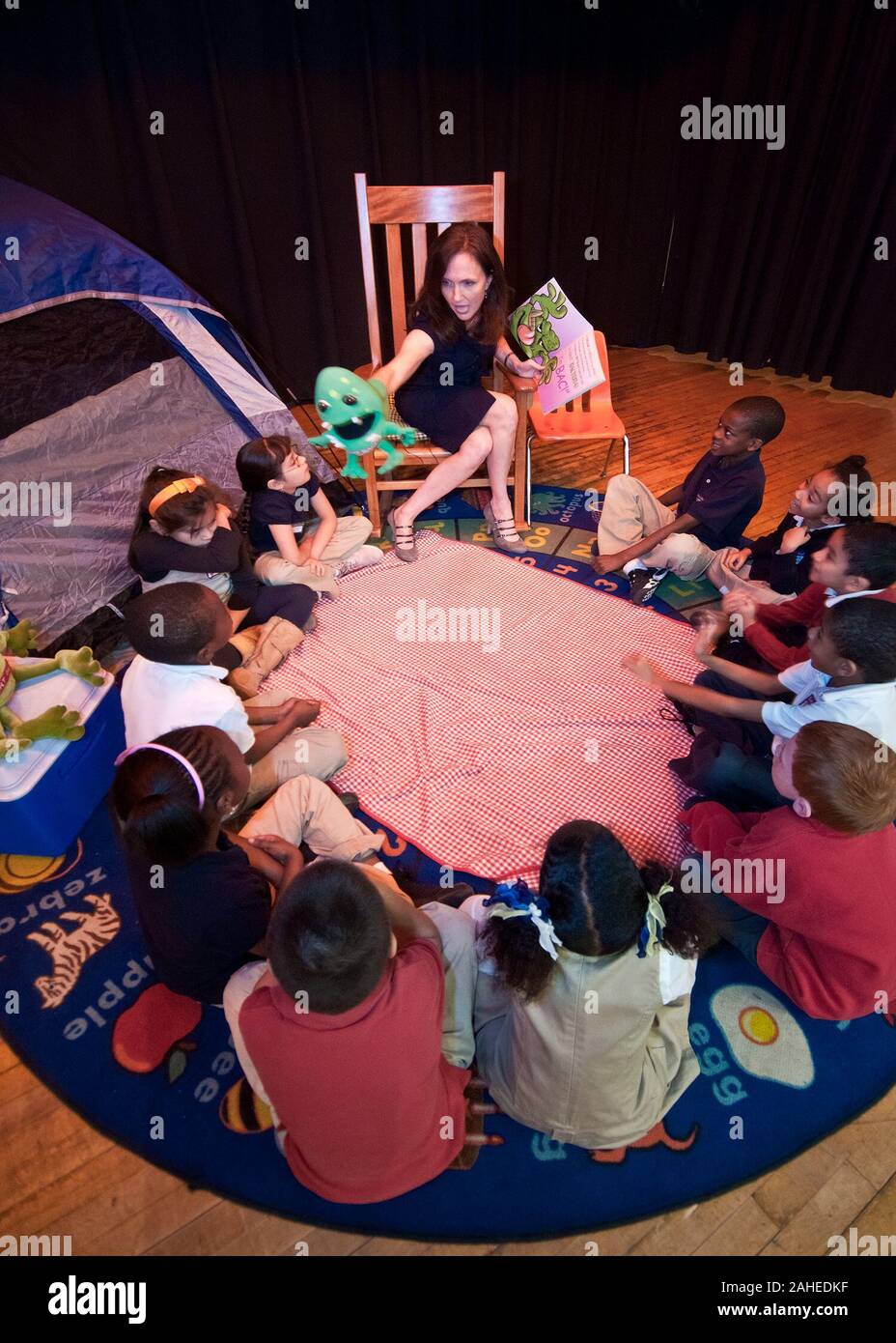 Dr. Elisabeth Hagen, Untersekretär Lebensmittelsicherheit liest, "Er ist BAC! (Ein Führer Zum Halten Lebensmittel sicher)" für Studenten von Maryland Stadt Volksschule in Laurel, Maryland, während die Vereinigten Staaten Ministerium für Landwirtschaft, Ernährungssicherheit, Lebensmittelsicherheit Ausbildung Lager, Do, 5. Mai 2011. "Er ist BAC! (Ein Führer Zum Halten Lebensmittel sicher)" erläutert die wichtigsten Wörter im Lebensmittelbereich, Kochen, Sauber, Separate und Chill, Lehre sicheren Umgang mit Lebensmitteln. Stockfoto