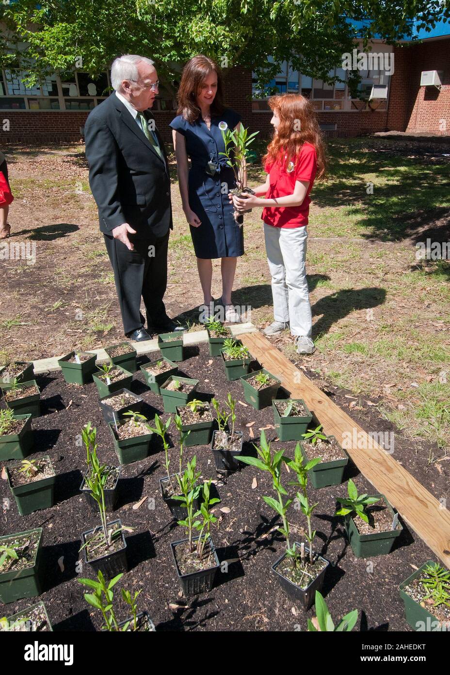 Dr. Kevin Concannon (links), Staatssekretärin Verbraucher und Ernährung Dienstleistungen Dr. Elisabeth Hagen (Mitte), Staatssekretär Lebensmittelsicherheit und Emily Wise (rechts), eine fünfte Klasse Student an Maryland Stadt Volksschule in Laurel, Maryland die Pflanzen heimisch in Maryland, der in die Schule Garten gehen, diskutieren. Staatssekretär Concannon und Staatssekretär Hagen waren bei Maryland elementar für die USDA, Food Safety Inspection Service, Lebensmittelsicherheit Ausbildung Lager Do, Mai 5., 2011. Stockfoto