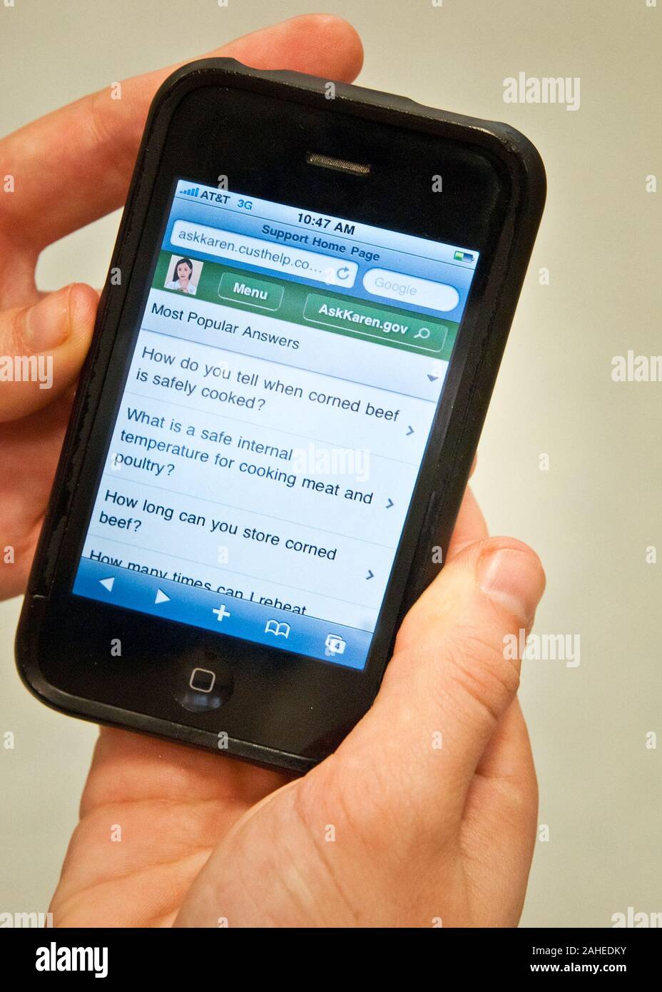"Karen", eine online Lebensmittelsicherheit Frage und Antwort Service durch die Vereinigten Staaten Ministerium für Landwirtschaft, Lebensmittelsicherheit Inspektion Service jetzt mobil ist. "Karen" bietet rund um die Uhr virtuelle Hilfe und Tipps zur Vermeidung von Lebensmittelvergiftungen, sichere Lebensmittel Handhabung, Lagerung und Zubereitung von Fleisch-, Geflügel- und Eiprodukte. Stockfoto