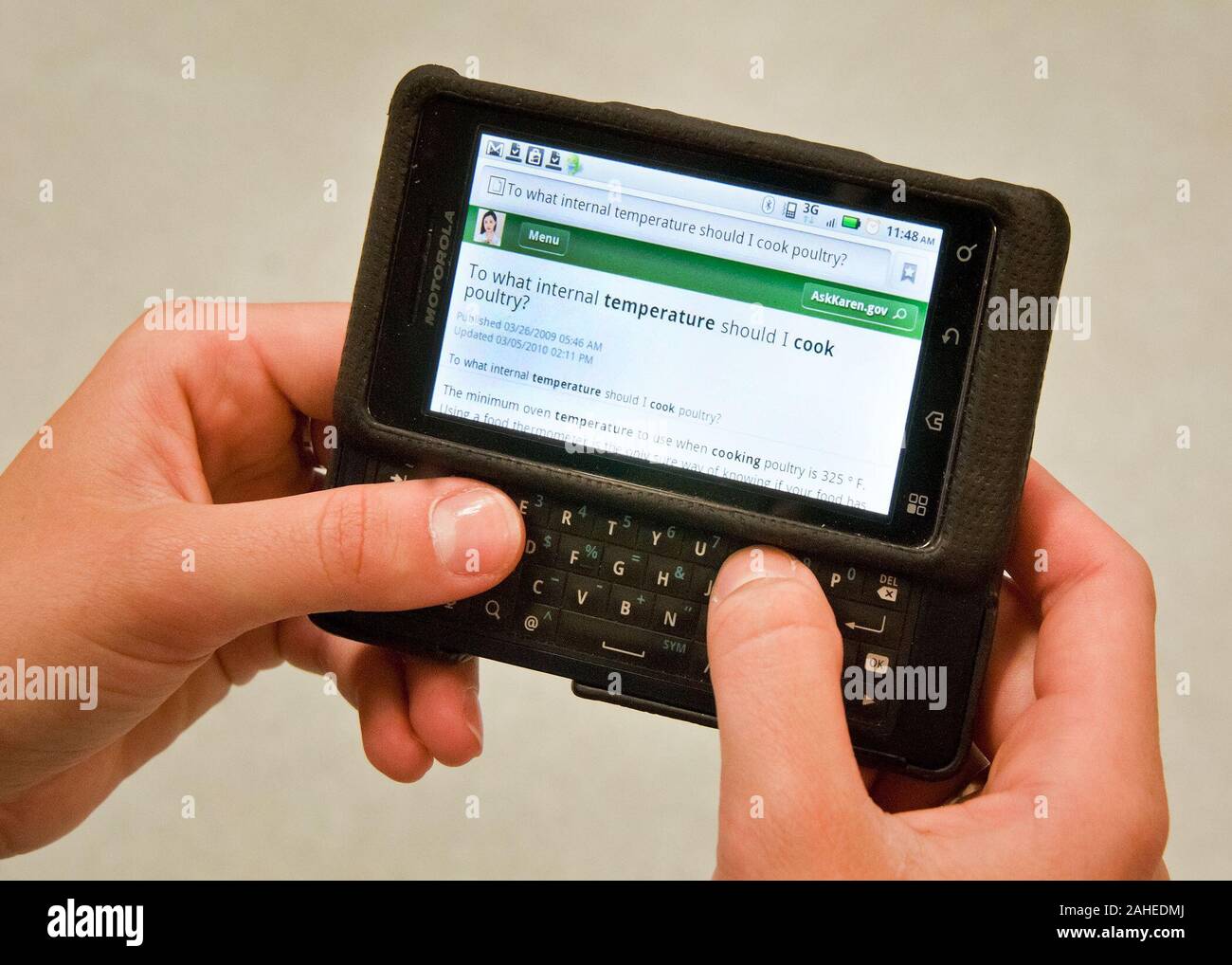 "Karen", eine online Lebensmittelsicherheit Frage und Antwort Service durch die Vereinigten Staaten Ministerium für Landwirtschaft, Lebensmittelsicherheit Inspektion Service jetzt mobil ist. "Karen" bietet rund um die Uhr virtuelle Hilfe und Tipps zur Vermeidung von Lebensmittelvergiftungen, sichere Lebensmittel Handhabung, Lagerung und Zubereitung von Fleisch-, Geflügel- und Eiprodukte. Stockfoto